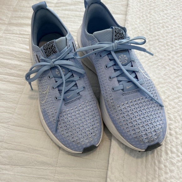 Nike Women's Blue Running Sneaker - Picture 1 of 4